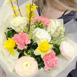 Букет из белых роз, ранункулюсов, нарциссов и веточек форзиции - РИМСКАЯ РОЗА фото №4