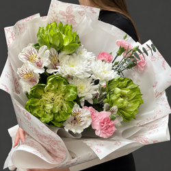 Букет из зеленых роз Вегге с хризантемами и розовыми диантусами - РИМСКАЯ РОЗА фото №2