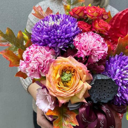 Букет из кустовой розы, хризантем, лотоса, антуриума и диантусов