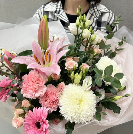 Букет с лилиями, герберами, кустовыми розами и хризантемами