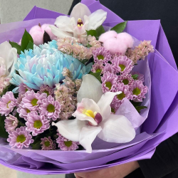 Букет из орхидей, хризантемы, сантини и хлопка