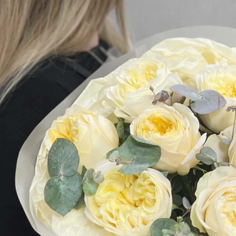 Букет из пионовидных роз Фатима Эквадор с эвкалиптом 7 штук - РИМСКАЯ РОЗА фото №3