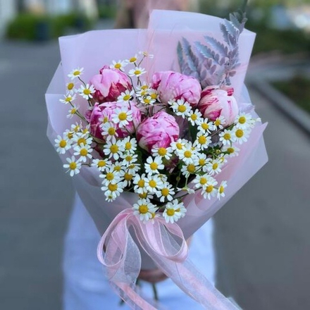 Розовые пионы и ромашки