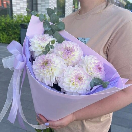 Георгины с эвкалиптом