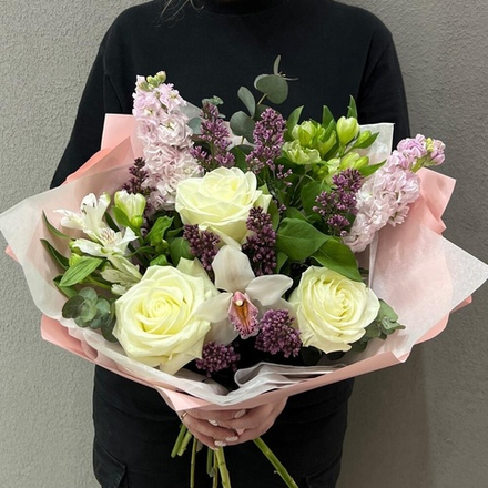 Букет из белых роз, сирени и орхидеи