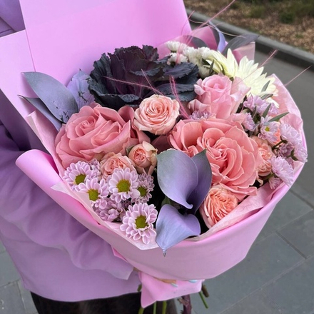 Букет из роз, герберы, кустовых хризантем и брассики