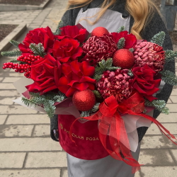 Зимняя композиция из красных роз, хризантем и нобилиса с новогодним декором - РИМСКАЯ РОЗА фото №1