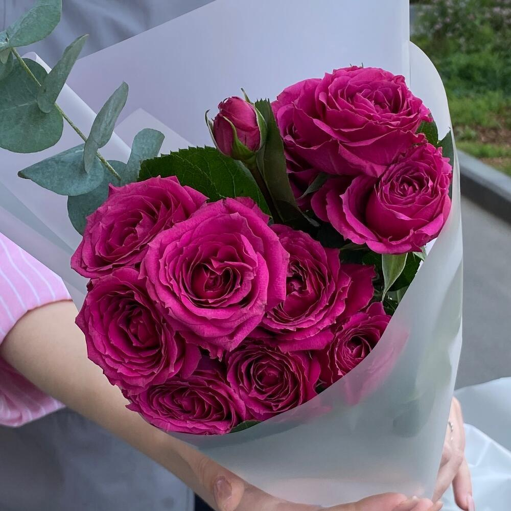 Букет из кустовых роз с эвкалиптом в матовой упаковке фото №4