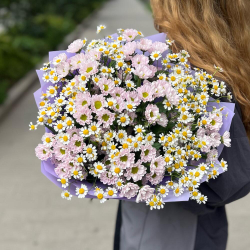Букет из ромашек и кустовых хризантем - РИМСКАЯ РОЗА фото №3