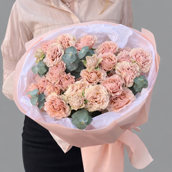 Букет из кустовых пионовидных роз с эвкалиптом в кремовой упаковке - РИМСКАЯ РОЗА фото №1