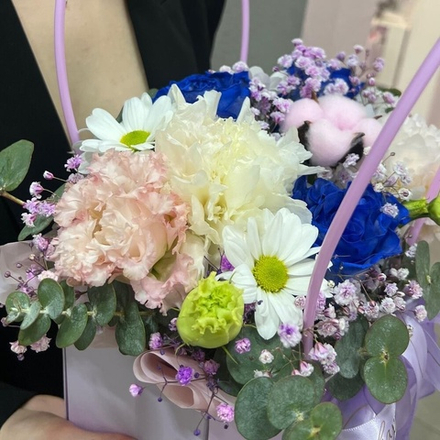 Синие розы с пионом и гипсофилой в сумочке