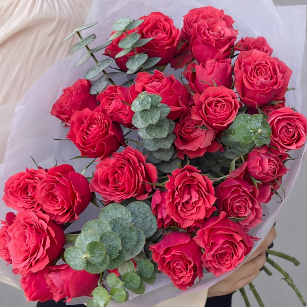 Букет из красных кустовых пионовидных роз с эвкалиптом в матовой упаковке - РИМСКАЯ РОЗА фото №3
