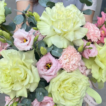 Французские розы с эустомой и диантусами в коробке