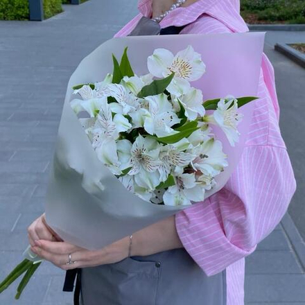 Букет из альстромерий в матовой упаковке