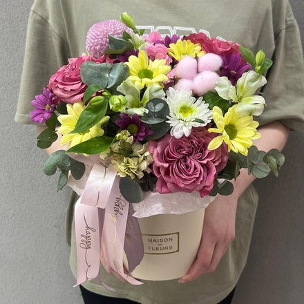 Розы с коробке с хлопком, эвкалиптом и хризантемой