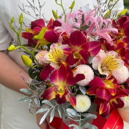 Галактическая орхидея с хризантемой, лимониумом и альстромерией