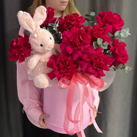 Композиция из французских роз в коробке с игрушкой зайчиком