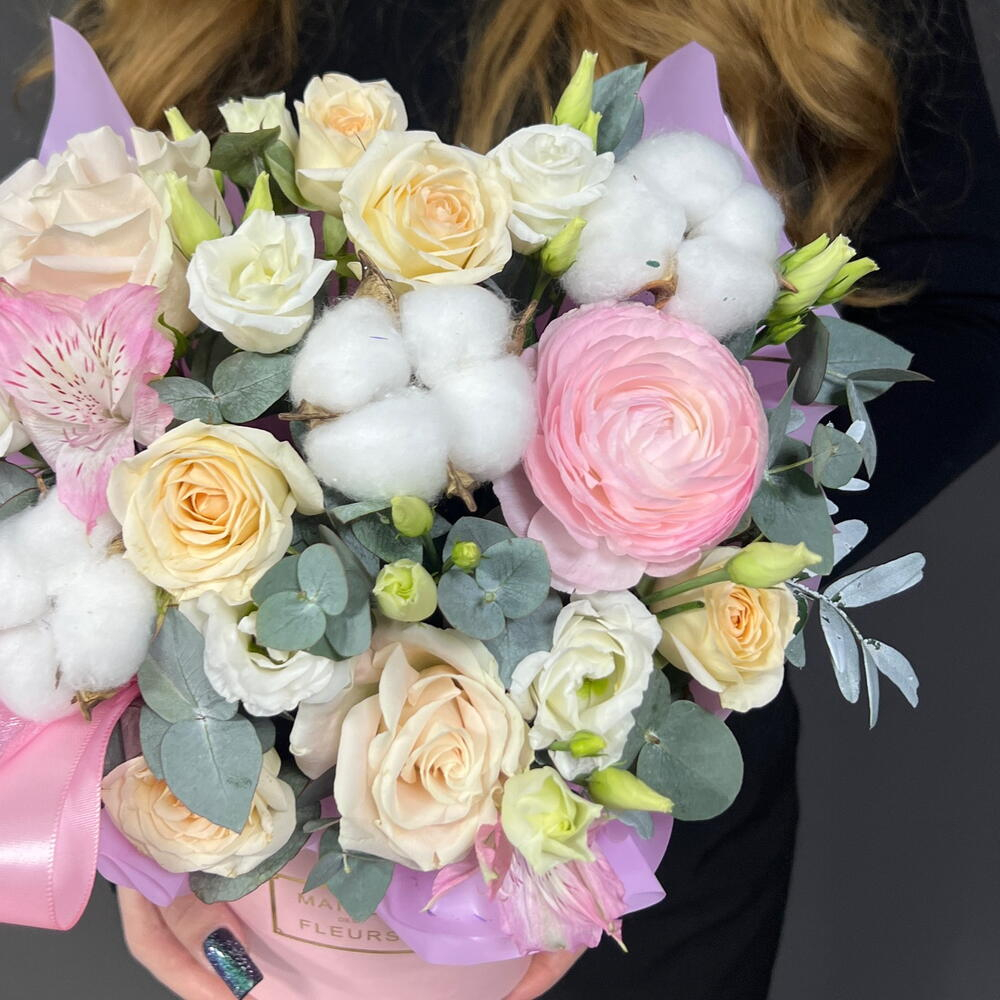 Цветы в коробке с кустовыми розами и ранункулюсом - РИМСКАЯ РОЗА фото №5