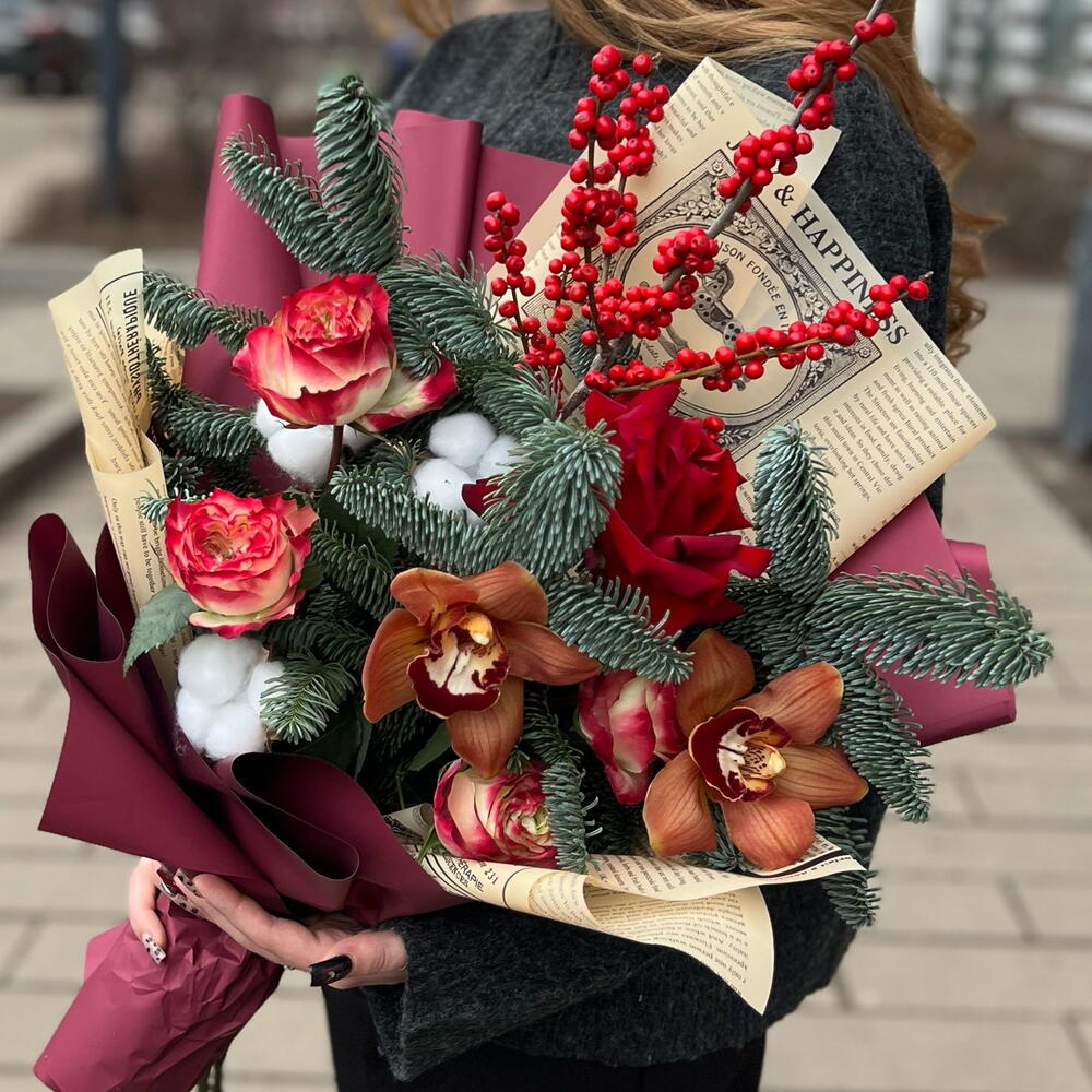 Букет из лапника, орхидей и роз с ягодами илекса - РИМСКАЯ РОЗА фото №3