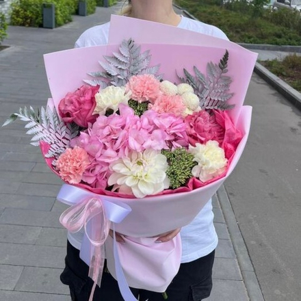 Букет с гортензией, пионовидными розами, георгином, диантусами и хризантемой