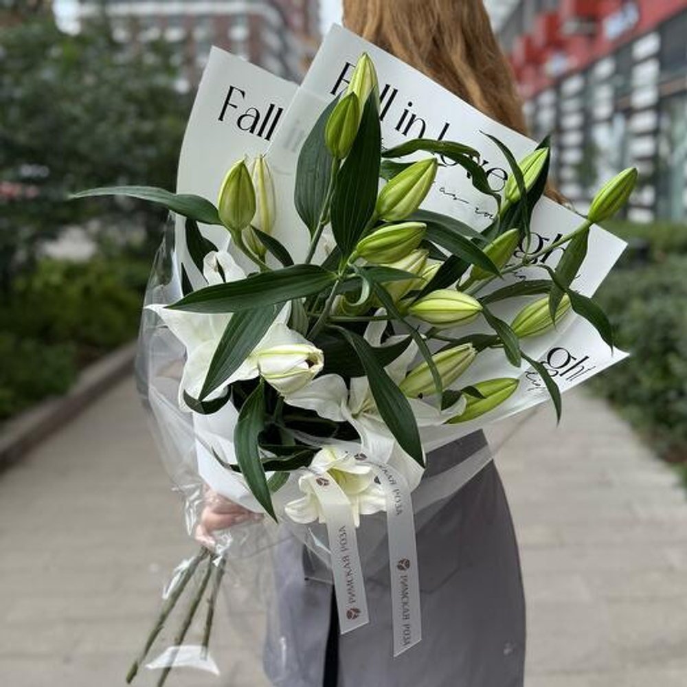 Букет из 3 лилий в дизайнерской упаковке - РИМСКАЯ РОЗА фото №1