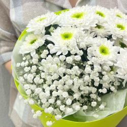 Букет с ромашковой хризантемой и гипсофилой