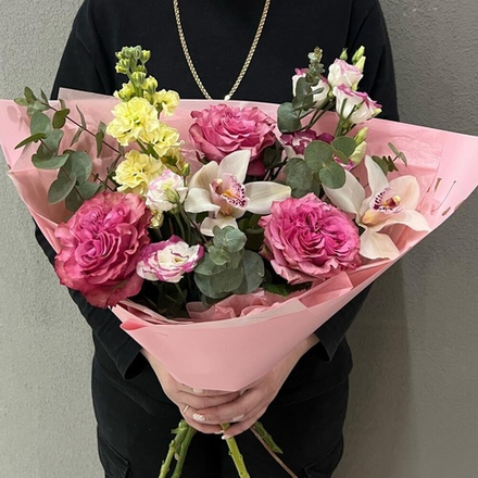 Букет с орхидеями, розами и эвкалиптом