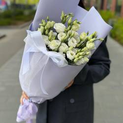 Букет из белой эустомы нежной упаковке - РИМСКАЯ РОЗА фото №4