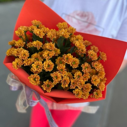 Букет из ромашковых кустовых хризантем