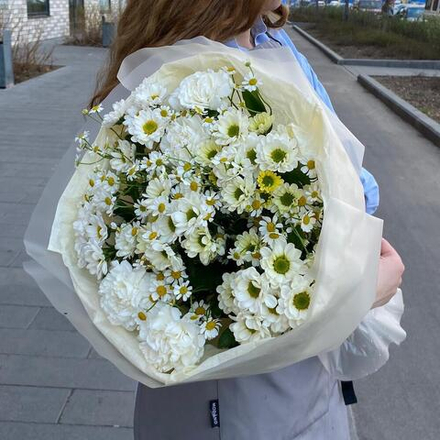 Букет из ромашек, кустовых хризантем и гвоздик