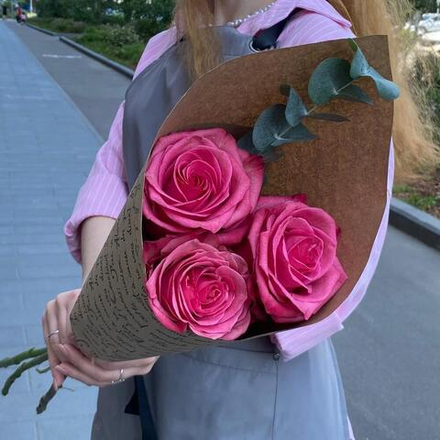 Букет из малиновых роз 3 штуки с эвкалиптом в крафте