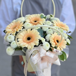 Композиция из кремовых гербер и хризантем сантини в сумочке - РИМСКАЯ РОЗА фото №5