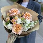 Букет с французскими розами, ароматной маттиолой и диантусами в кремовых тонах