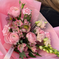 Букет из ранункулюсов с альстромерией и розовой эустомой - РИМСКАЯ РОЗА фото №4