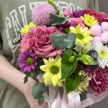 Розы с коробке с хлопком, эвкалиптом и хризантемой