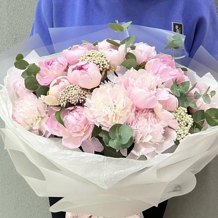 Букет из пионов с эвкалиптом