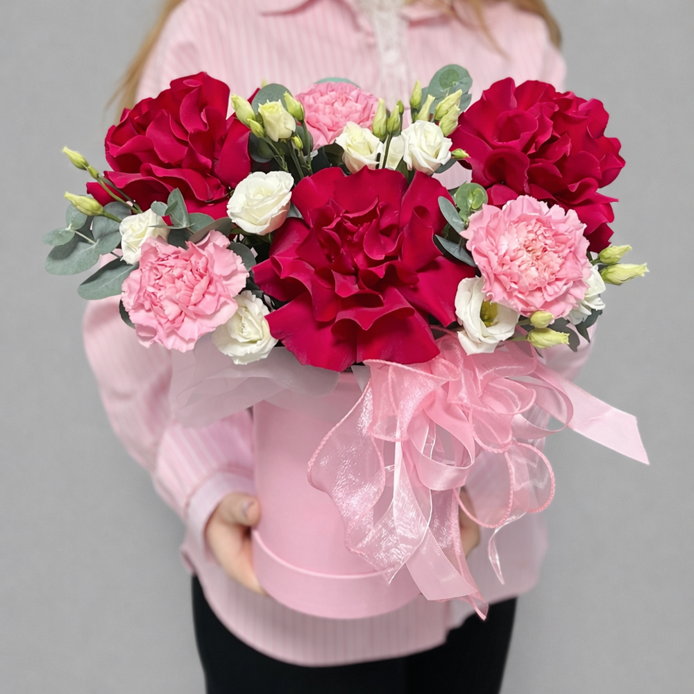 Французские розы в коробке с эустомой и диантусами - РИМСКАЯ РОЗА фото №1