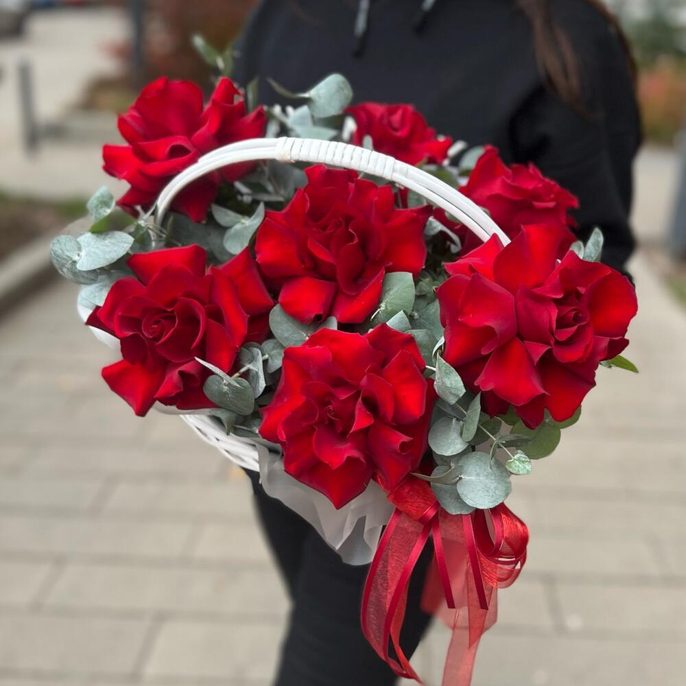 Композиция из красных французских роз с эвкалиптом в корзине - РИМСКАЯ РОЗА фото №3