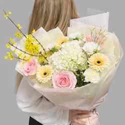 Букет из роз, гортензии и гербер с веточкой форзиции - РИМСКАЯ РОЗА фото №3