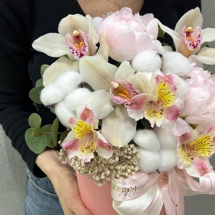 Пионы с орхидеями и эвкалиптом в коробке