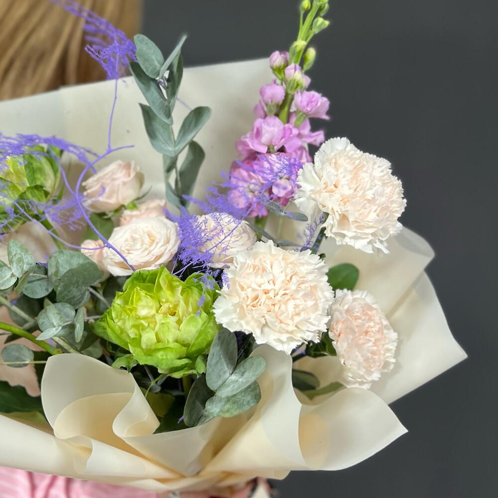 Букет из кремовых диантусов, ароматной маттиолы, кустовой розы и розы вегге - РИМСКАЯ РОЗА фото №4