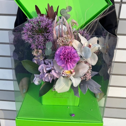 Композиция аквариум: орхидея, протея, диантус, гортензия и эвкалипт