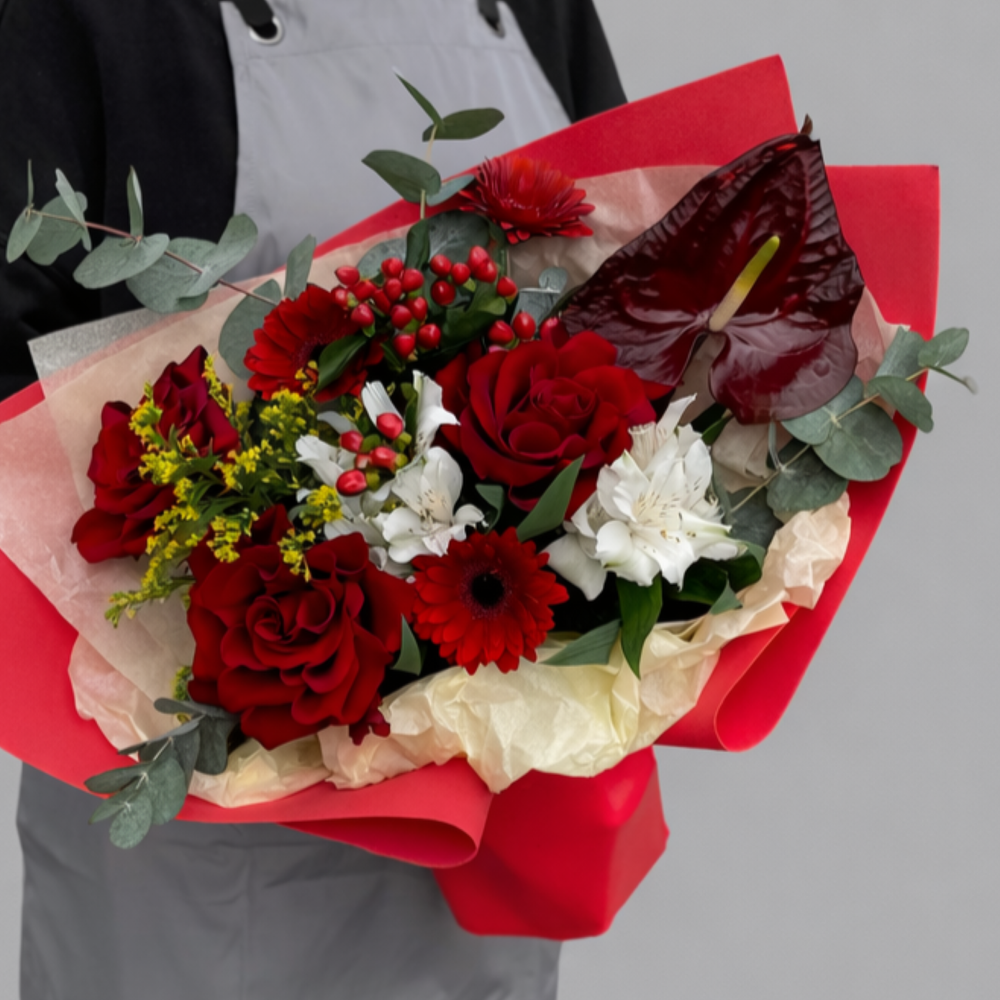 Букет из красных роз, антуриума, гербер, альстромерий и эвкалипта - РИМСКАЯ РОЗА фото №2