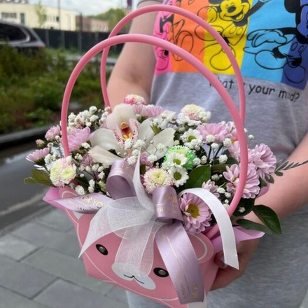 Орхидея, сантини, хризантема и гипсофила в сумочке