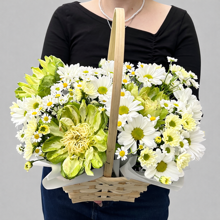 Композиция в корзине с ромашками, розами Veggie и белой хризантемой