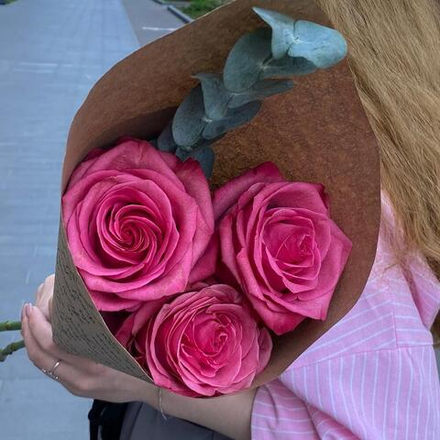 Букет из малиновых роз 3 штуки с эвкалиптом в крафте