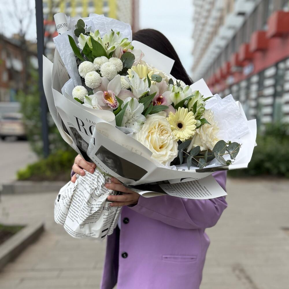 Букет из орхидей, кремовых роз, хризантем и альстромерий - РИМСКАЯ РОЗА фото №1