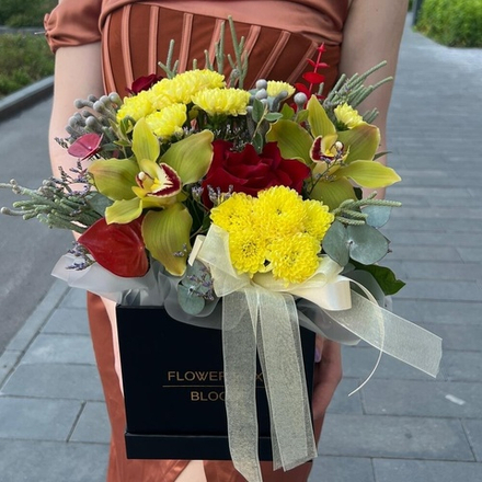 Зеленые орхидеи с красными розами, брунией и сантини