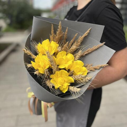 Букет из желтых мыльных роз с колосьями и пампасной травой