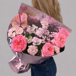 Букет из пионовидных роз, маттиолы и антуриума в стильной упаковке - РИМСКАЯ РОЗА фото №1